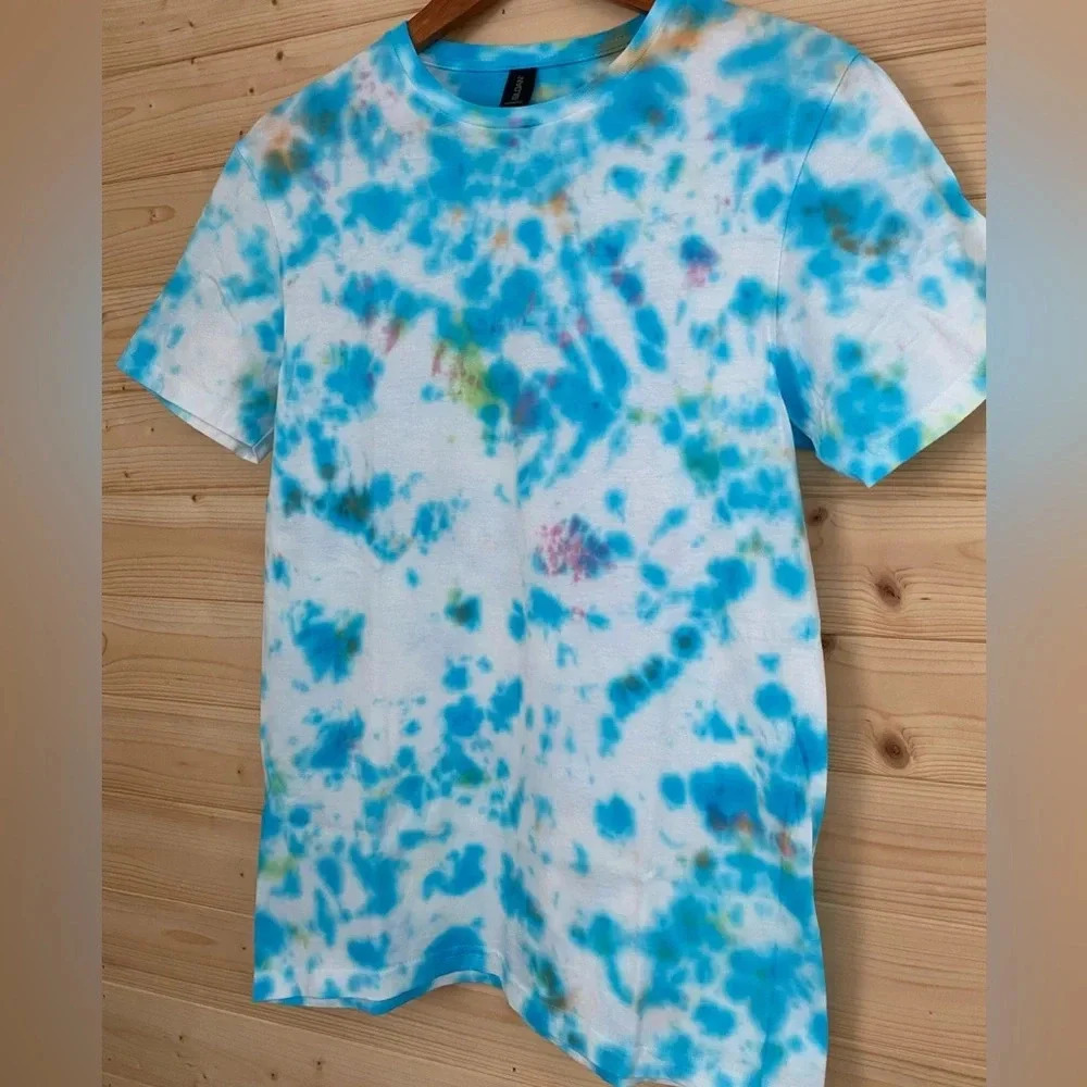 GILDAN Soft Style | Tie-Dye T-Shirt | Color: Blue & White | Size: Small - Picture 2 of 7